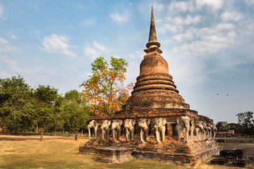 Obraz premium Wat Sorasak in Sukhothai historical park