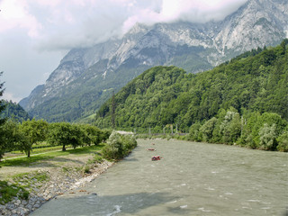 Paisaje con río de Austria con gente haciendo rafting