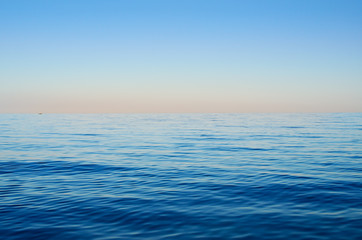 Naklejka premium Fale morskie na tle niebieskiego nieba