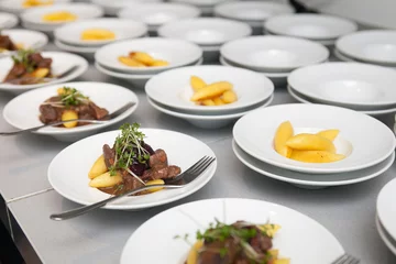 Crédence de cuisine en verre imprimé Plats de repas preparation of buffet plates with beef and Schupfnudel dishes