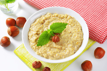 Oatmeal porridge with hazelnuts
