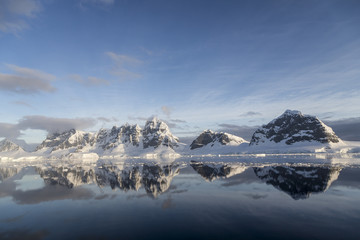 Fototapeta na wymiar View from Wiencke Island, Antarctica. These Mountains are caled 