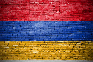 Ziegelsteinmauer mit Flagge Armenien