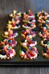 Sand tartlets with meringue and berries
