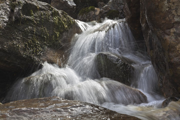 Bergbach mit kleinem Wasserfall