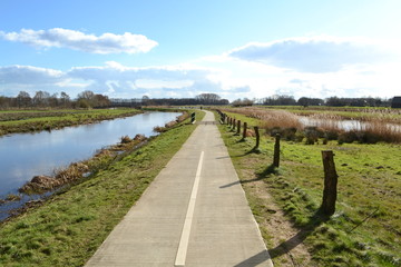 rivier de Oude IJssel met fietspad bij natuurgebied  Engbergen