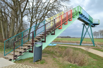 uitzichtsbrug bij waterbekken en natuurgebied Engbergen bij rivier Oude IJssel