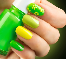 Naklejki  Wiosenny zielony manicure. Butelka lakieru do paznokci