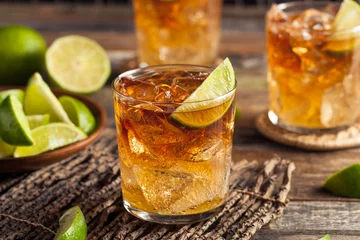 Foto auf Acrylglas Cocktail Dunkler und stürmischer Rum-Cocktail