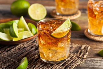 Fototapeten Dunkler und stürmischer Rum-Cocktail © Brent Hofacker