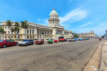 Obraz premium The Capitol building and heavy traffic of city center, Havana