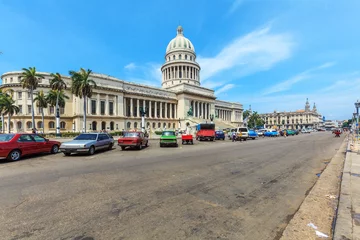 Foto op Canvas Het Capitool en zwaar verkeer van het stadscentrum, Havana © Rostislav Ageev