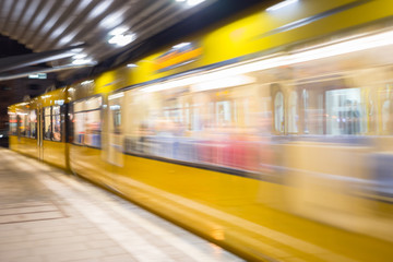 Obraz premium Einfahrende Straßenbahn 