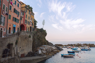 Fototapeta na wymiar Riomaggiore charming little fishing village, colorful houses