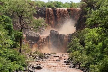 Fototapeta premium czerwony wodospad w południowej Etiopii