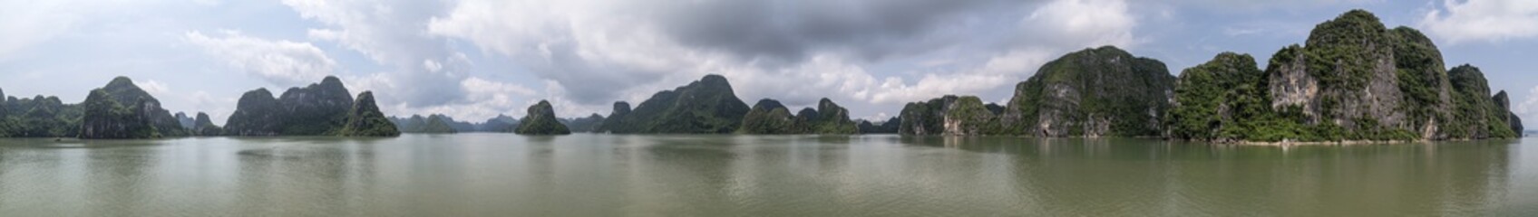 Fototapeta na wymiar Panorama of Rock formations in Halong Bay, Vietnam