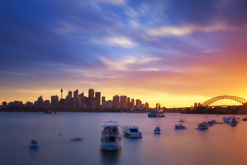 Australië Sydney City CBD uitzicht vanaf Cremorne Point over havenwateren bij zonsondergang, genomen door lange belichtingstechniek