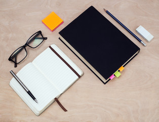 Materiały do nauki rozłożone na biurku © Lazy Susan