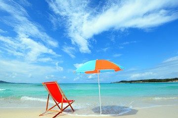 美しい沖縄の海とビーチパラソル