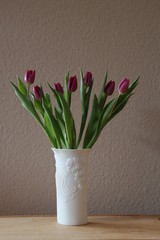 Vase mit Tulpen