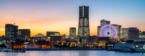 Yokohama Minato Mirai skyline bei Nacht - Powered by Adobe