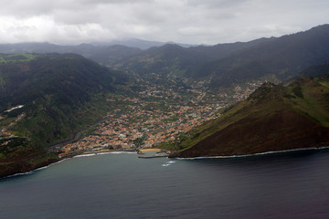 Blick auf Machico beim Landeanflug auf Madeira