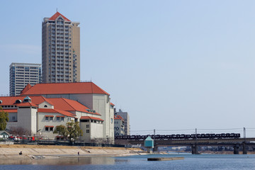 宝塚大劇場と武庫川