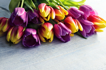 tulipany na jasnym stole