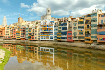 Naklejka premium Girona. Multi-colored facades of houses on the river Onyar.