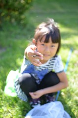 Fototapeta premium 昆虫採集をする女の子