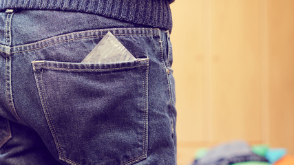 preservativo tasca jeans