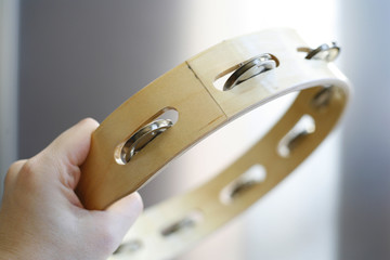 タンバリンを持つ手