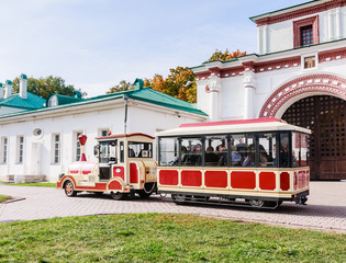 Fototapeta na wymiar Excursion train near the palace gates. Kolomenskoye. Moscow