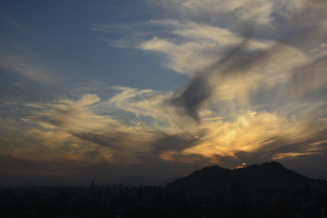 Obraz premium Zadziwiający zmierzch przy górą Andes w Santiago, Chile