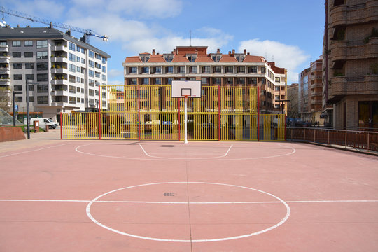 cancha de baloncesto en la calle
