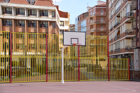 cancha de baloncesto en la calle