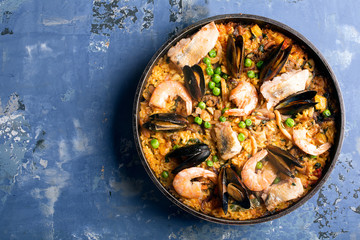 Traditional seafood paella in the pan - obrazy, fototapety, plakaty