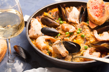 Traditional seafood paella in the pan - obrazy, fototapety, plakaty