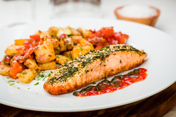 Lachs mit Sesam Kräutern und Kartoffeln