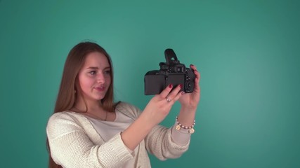 Блондинка сама себя фотографирует, смотреть порно видео с большими женщинами