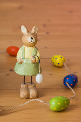 Osterhase und Ostereier auf Holzuntergrund, Textfreiraum