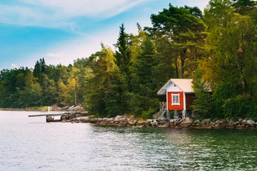 Poster Rote kleine finnische Holzsauna-Blockhütte auf der Insel im Herbstmeer? © Grigory Bruev