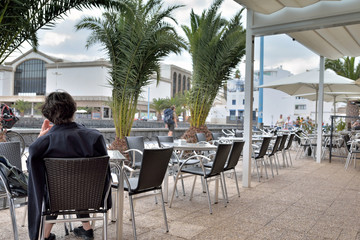 femme seule en terrasse