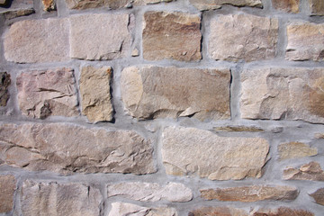 Sandgestrahlte und verfugte Sandstein-Bruchsteinmauer eines historischen Bruchsteinhauses