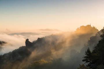 Hunskirche im Morgennebel bei Sonnenaufgang