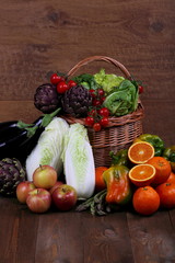 Cesta con verdure , ortaggi e frutta