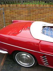 Rotes französisches Heckmotor Cabriolet der Fünzigerjahre und Sechzigerjahre im Sommer beim...