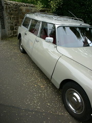 Großer französischer Kombi der Sechzigerjahre und Siebzigerjahre in Beige und Naturfarben beim Oldtimertreffen Golden Oldies in Wettenberg Krofdorf-Gleiberg bei Gießen an der Lahn in Hessen