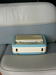 Kofferradio in Beige und Hellblau im Design der Fünfzigerjahre auf dem Sitz eines Kleinwagen in...