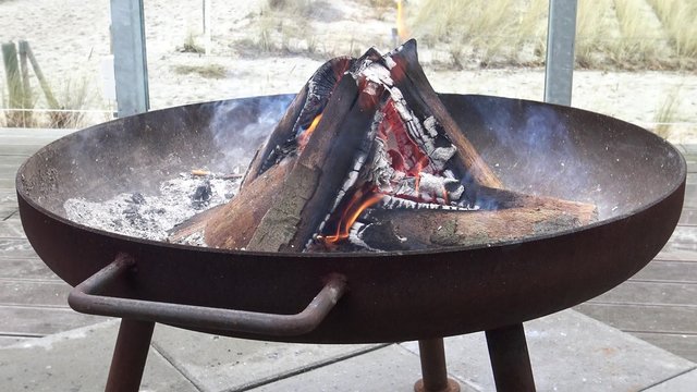 ein kleines Feuer in einer Metallschale